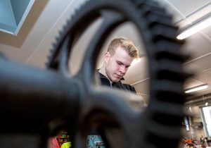 Georg i er dypt konsentrert når han utfører godt håndtverk.