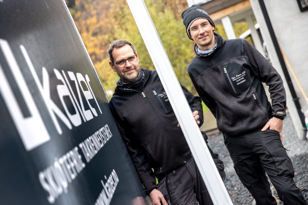 Oddbjørn Føre og Christian Eklo med Kaizer skjøtefri takrenne (Foto: Michael Ulriksen)